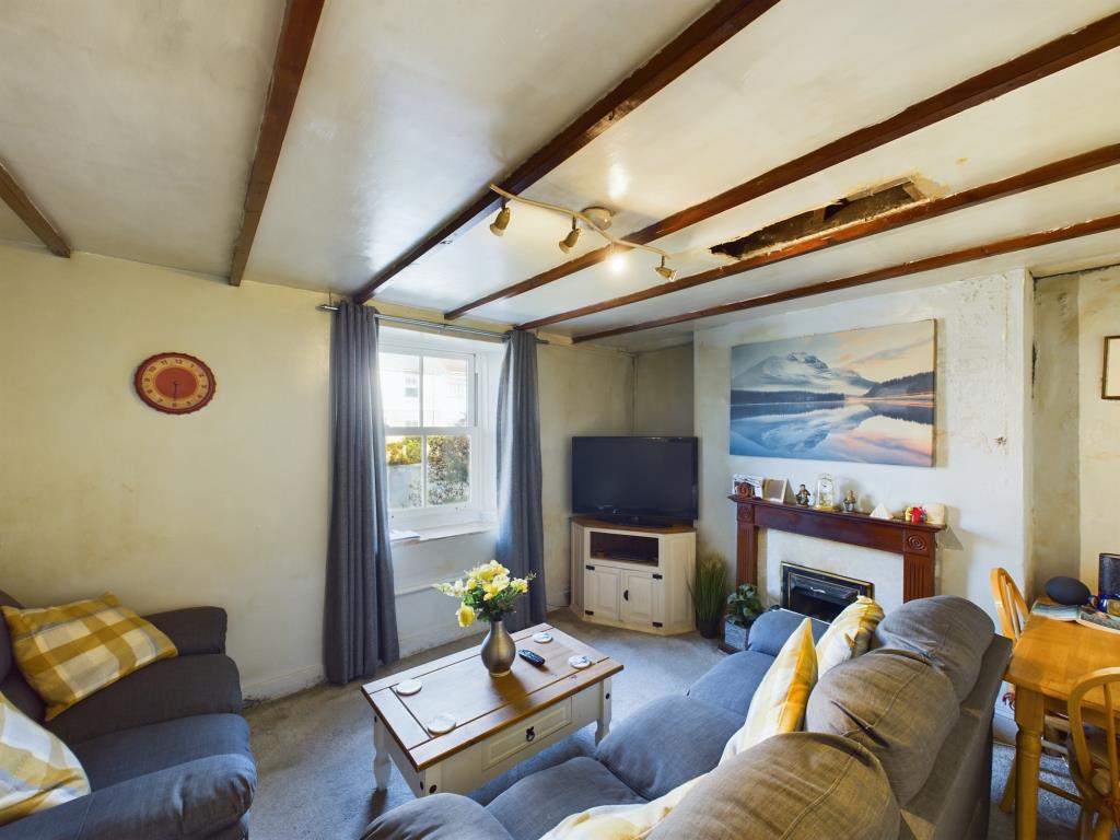 Lot: 141 - FREEHOLD HOUSE WITH LARGE GARDEN - Living room
